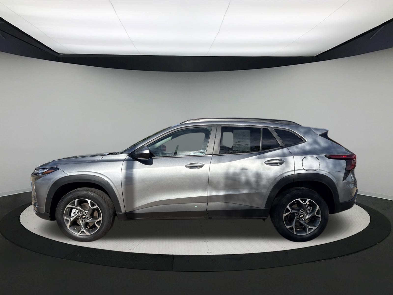 Used 2025 Chevrolet Trax LT FWD image 4