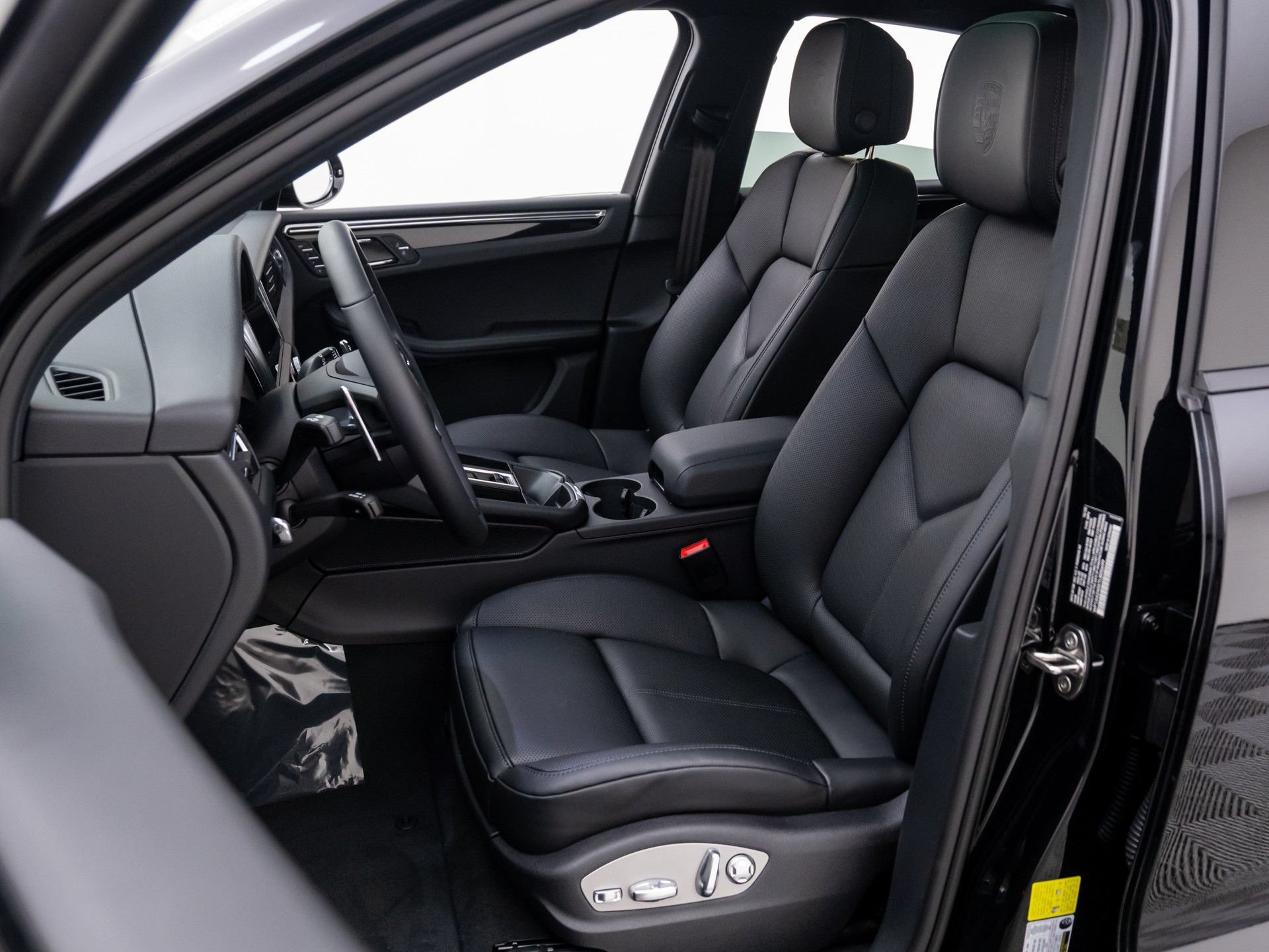 Certified 2026 Porsche Macan AWD/4WD image 5