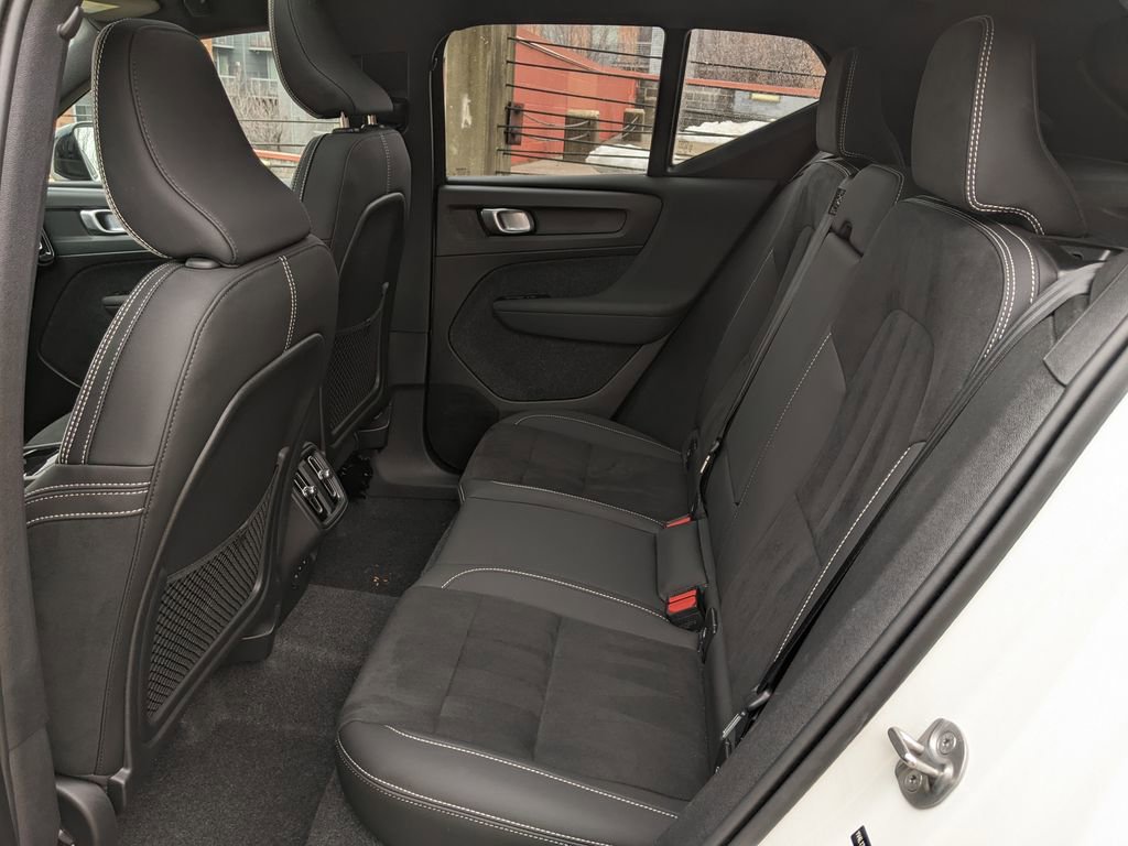 Certified 2025 Volvo XC40 B5 Plus image 23