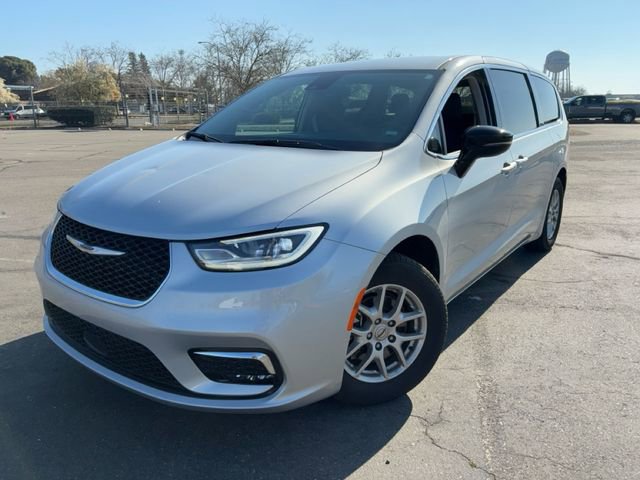 Used 2024 Chrysler Pacifica Touring-L image 3