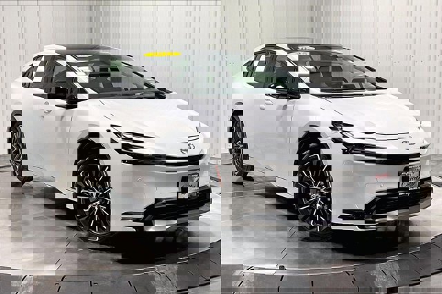 Used 2025 Toyota Prius XLE image 3