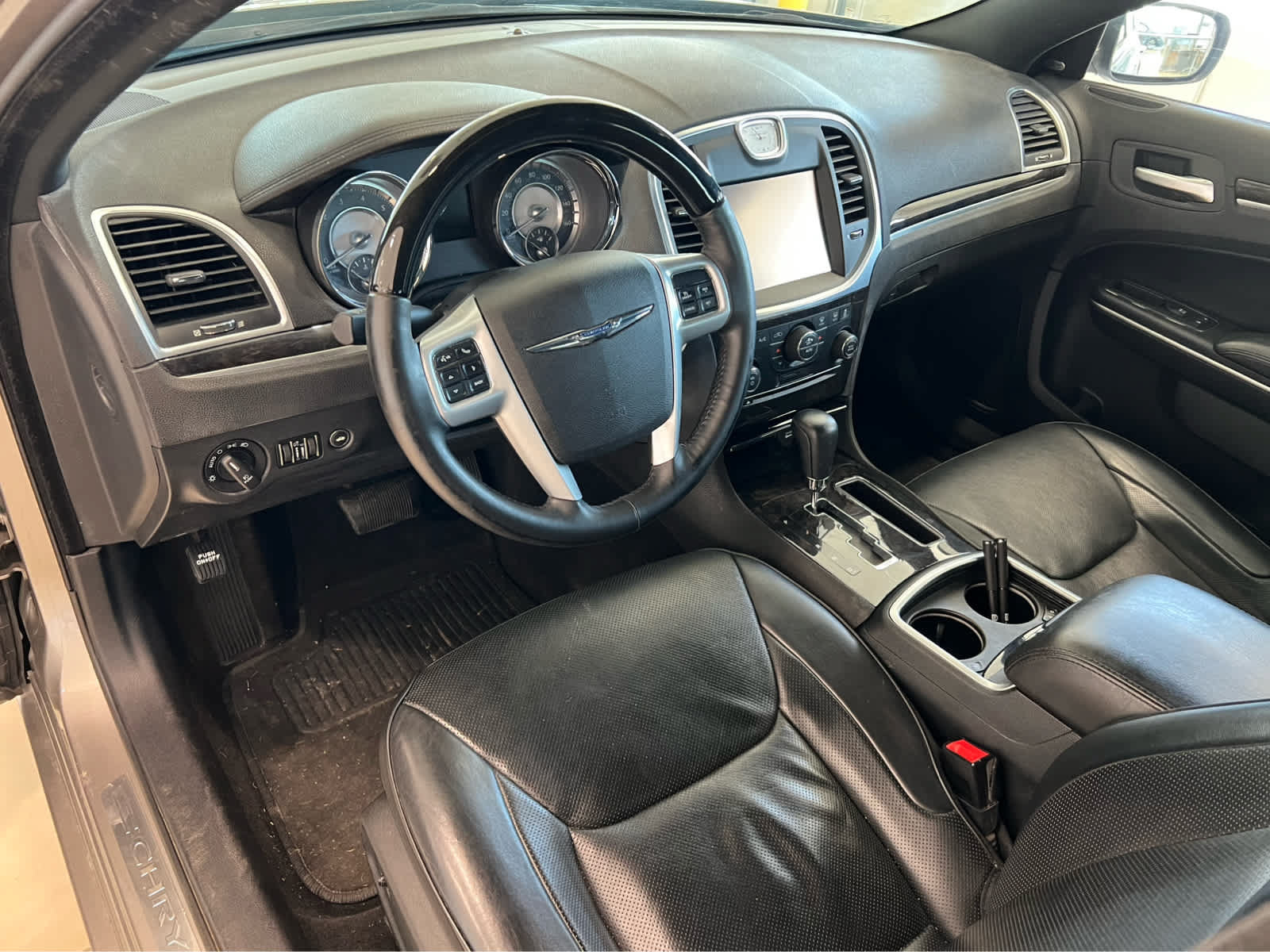 Used 2014 Chrysler 300 C RWD image 13
