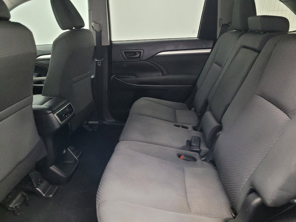 Used 2018 Toyota Highlander LE FWD image 18