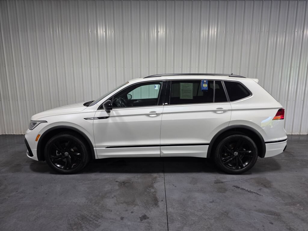 Used 2023 Volkswagen Tiguan SE R-Line AWD/4WD image 4