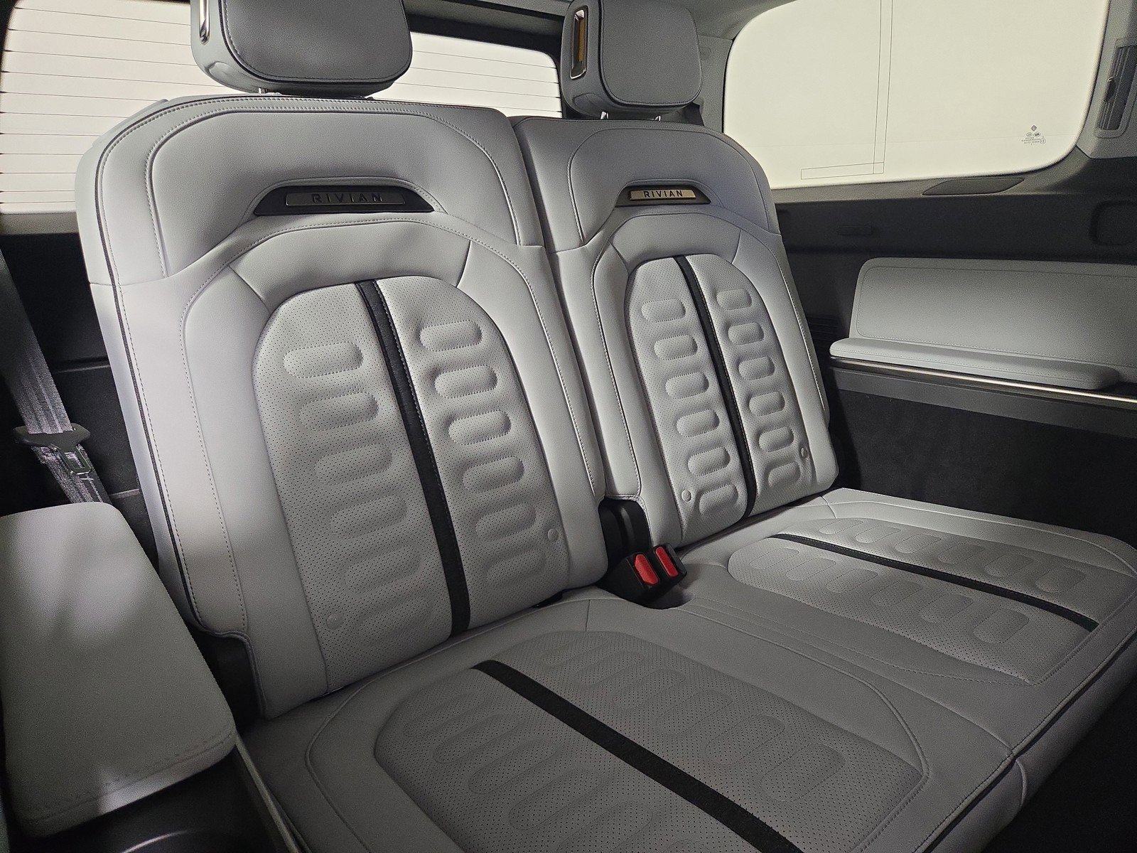 Used 2023 Rivian R1S Adventure AWD/4WD image 32