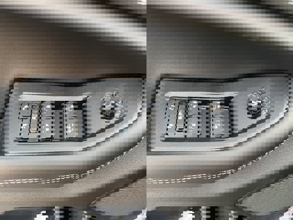 New 2025 Jeep Grand Cherokee Altitude image 19