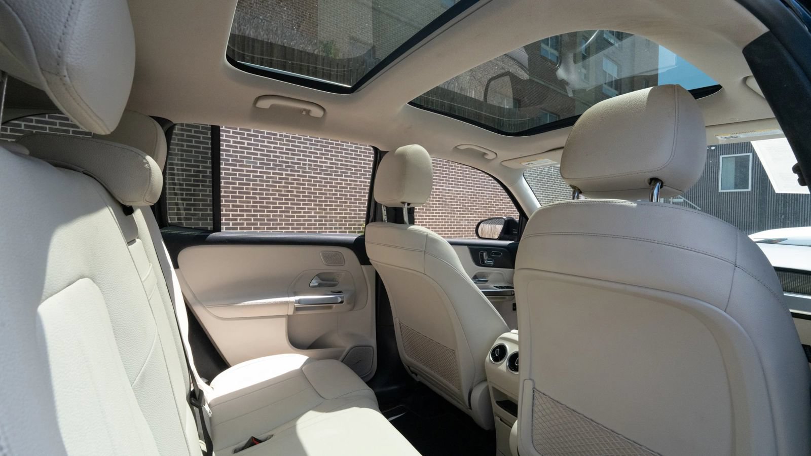 Used 2021 Mercedes-Benz GLB 250 4MATIC w/ Premium Package image 15