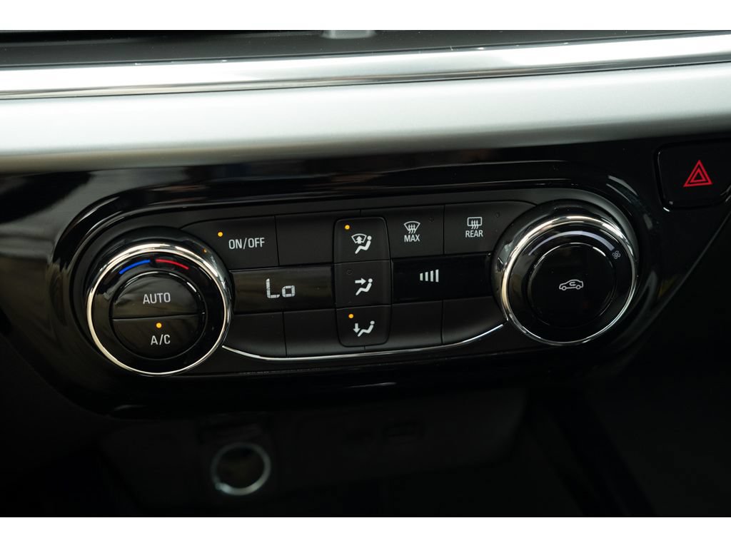 Used 2025 Chevrolet Trax LT FWD image 27