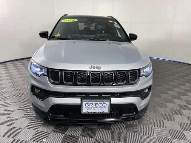 Used 2024 Jeep Compass Latitude w/ Sun and Sound Group AWD/4WD image 3
