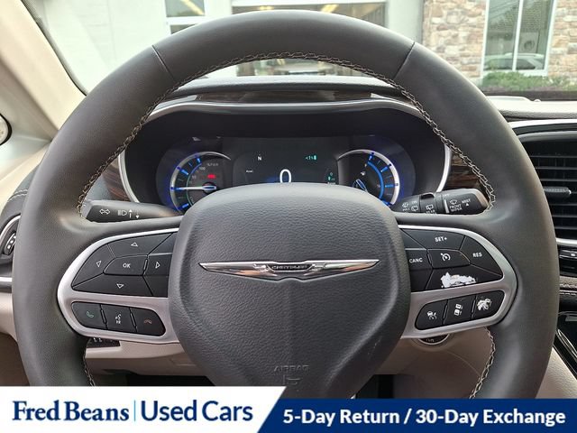 Used 2023 Chrysler Pacifica Limited FWD image 27