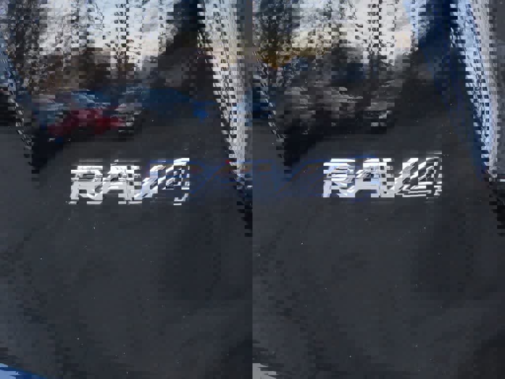 Used 2018 Toyota RAV4 XLE image 7