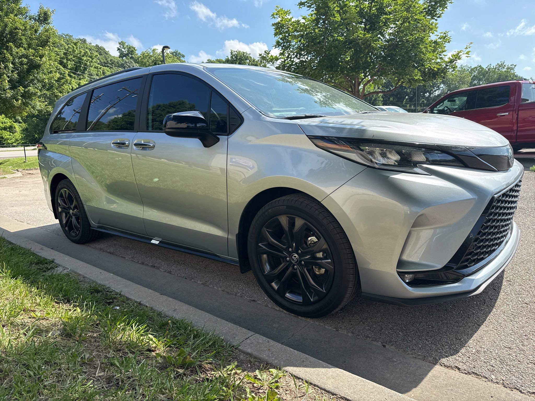 Used 2025 Toyota Sienna XSE w/ XSE Plus Package FWD image 3