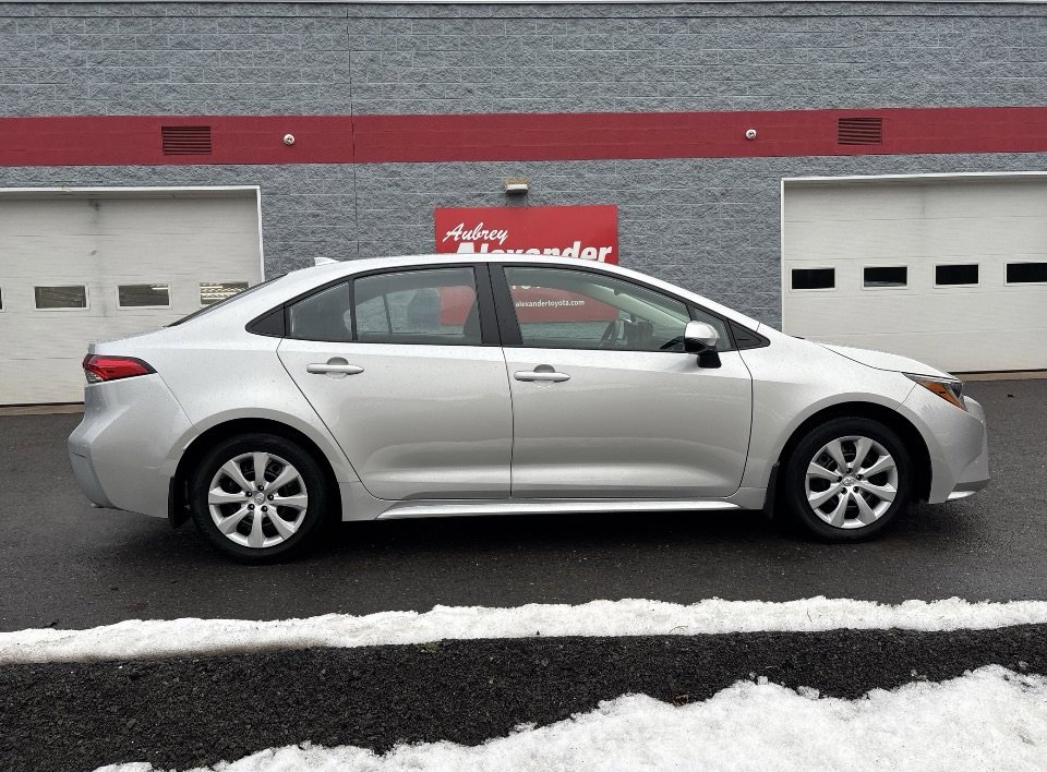 Used 2025 Toyota Corolla LE image 2