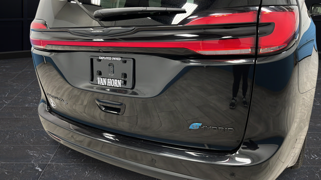 Used 2024 Chrysler Pacifica Premium FWD image 41