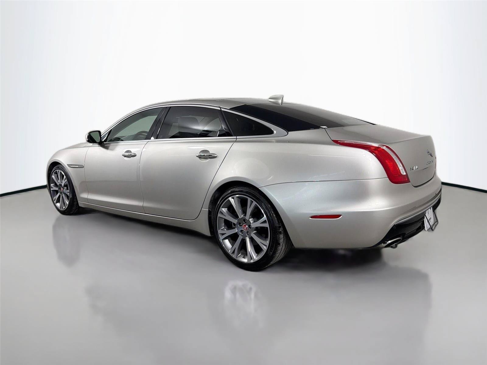 Used 2017 Jaguar XJ L Portfolio RWD image 8