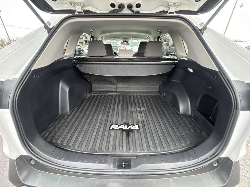 Used 2022 Toyota RAV4 XLE AWD/4WD image 25