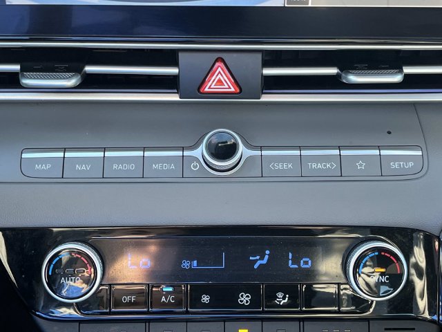 Certified 2025 Hyundai Elantra SEL FWD image 30