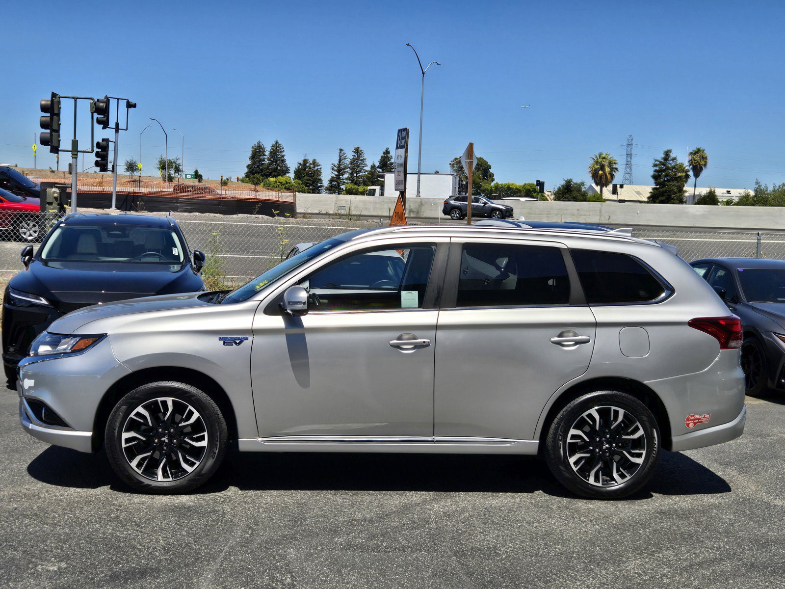 Used 2018 Mitsubishi Outlander 4WD Plug-In Hybrid image 7