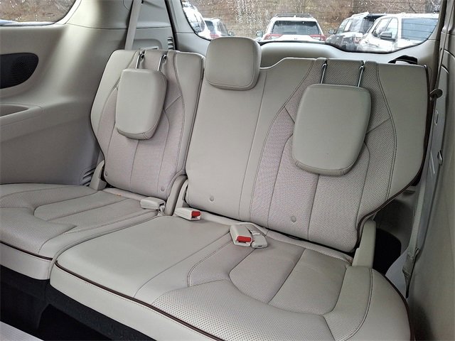 Used 2017 Chrysler Pacifica Limited image 11