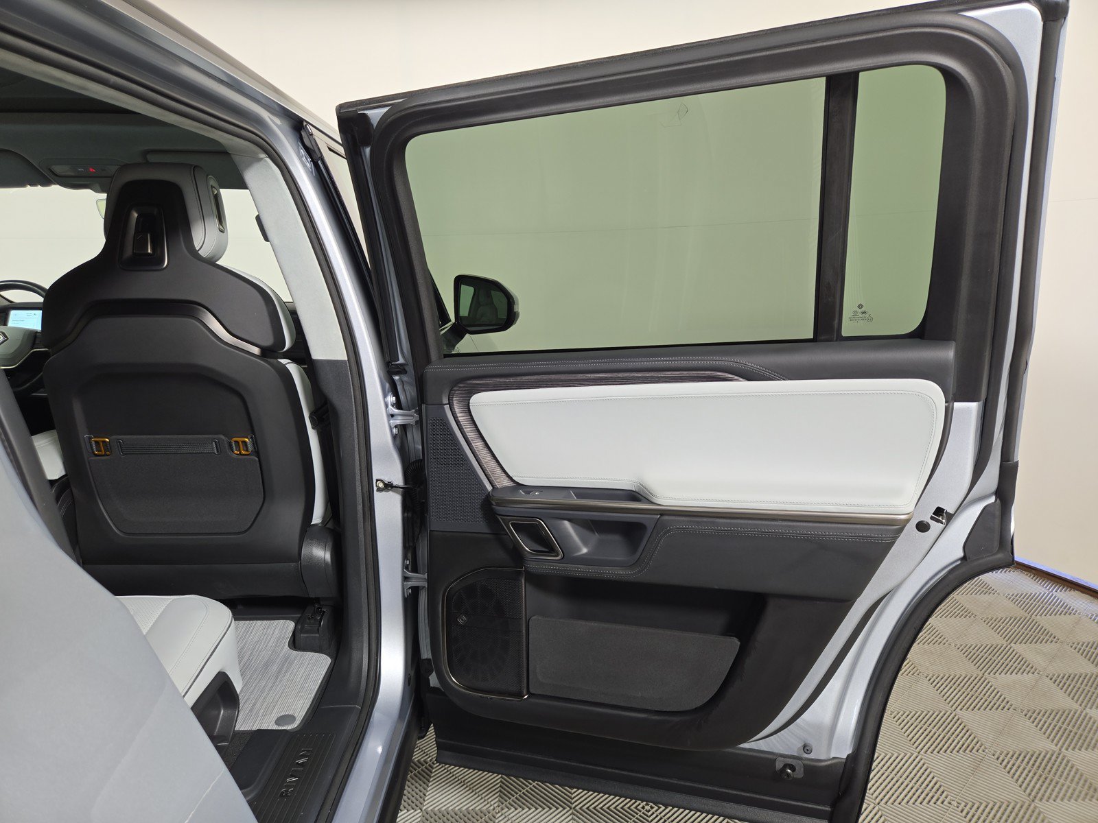 Used 2024 Rivian R1S Adventure AWD/4WD image 19