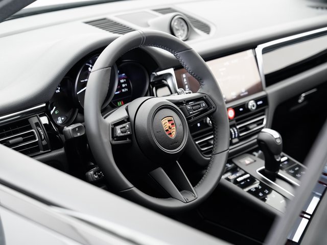 Used 2025 Porsche Macan image 9
