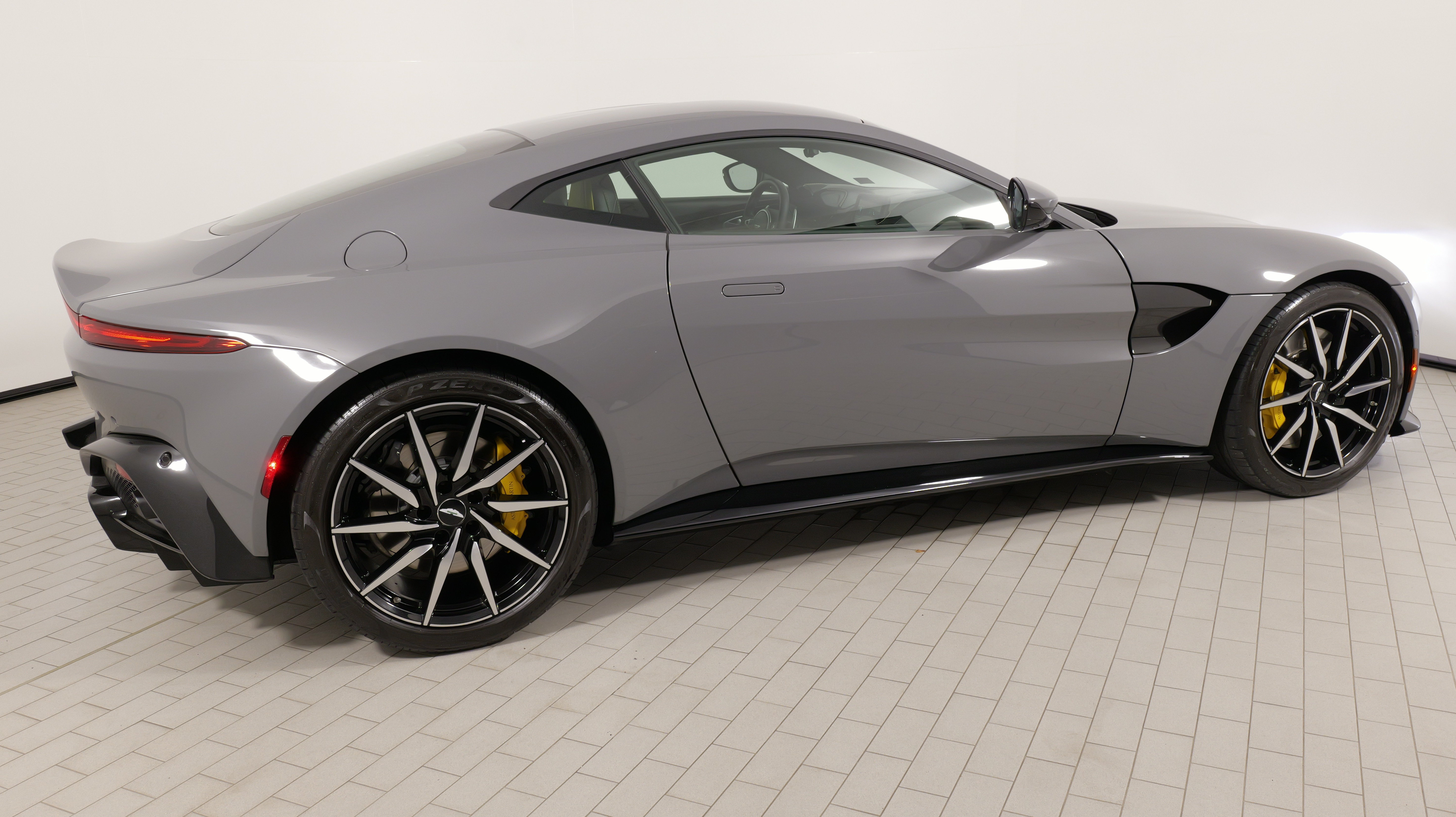 Used 2019 Aston Martin V8 Vantage Coupe RWD image 14