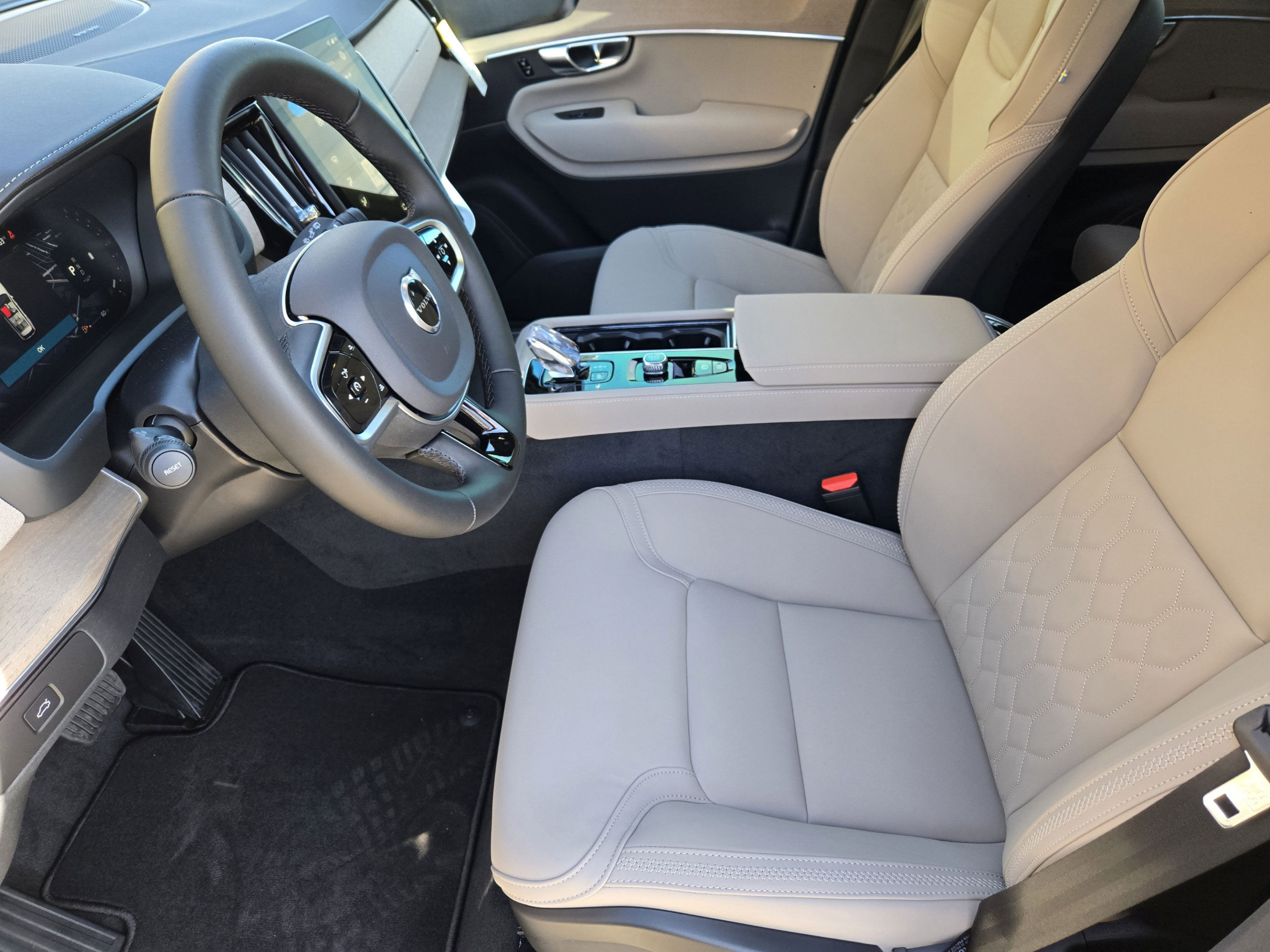 Used 2026 Volvo XC90 B6 Plus w/ Protection Package Premier AWD/4WD image 11