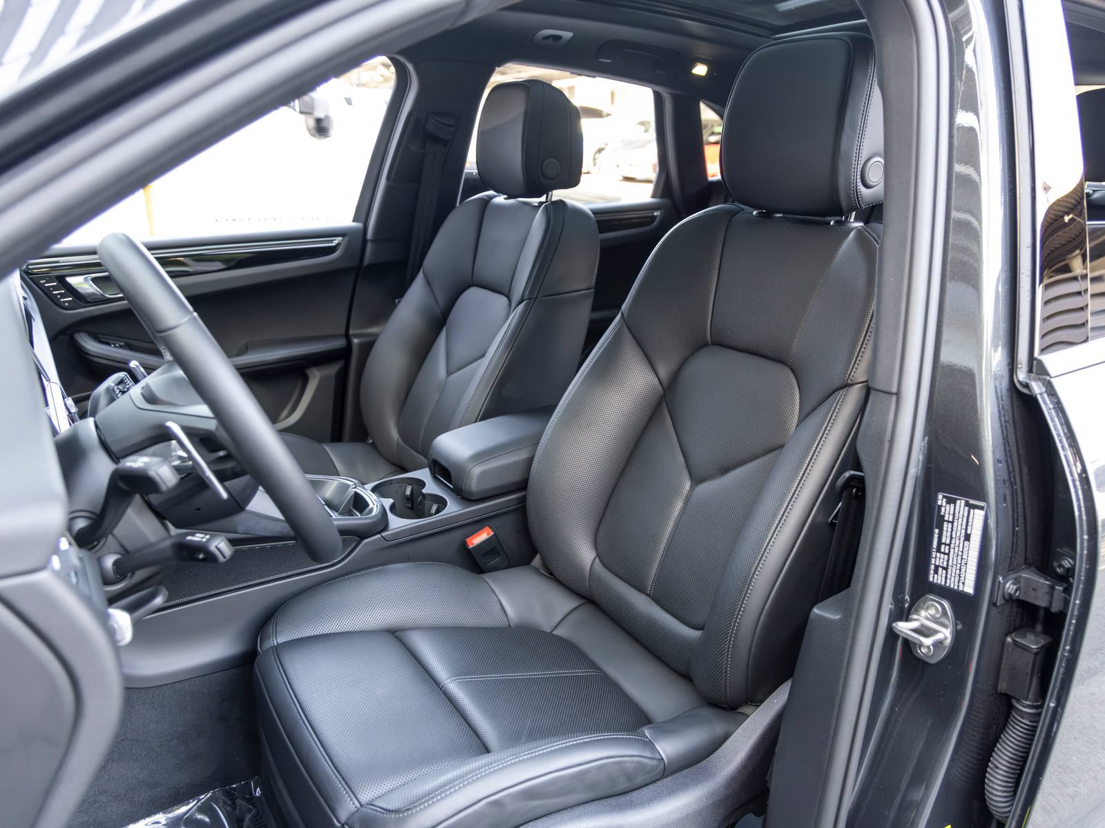 Certified 2026 Porsche Macan AWD/4WD image 5