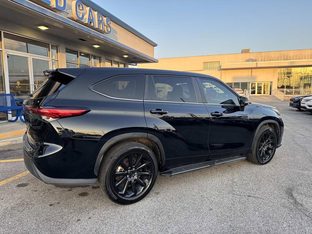 Used 2023 Toyota Highlander LE image 8