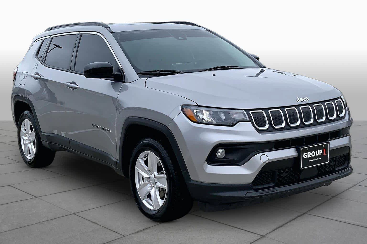 Used 2022 Jeep Compass Latitude w/ Sun and Sound Group AWD/4WD image 3