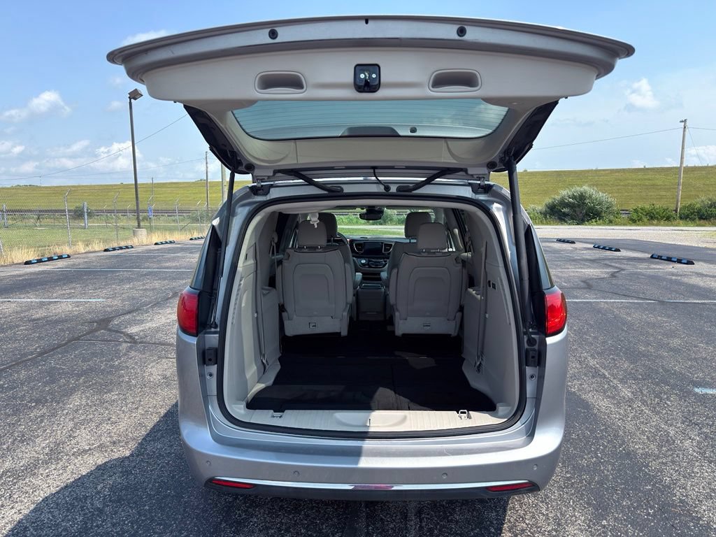 Used 2017 Chrysler Pacifica Limited w/ Advanced Safetytec Group FWD image 15