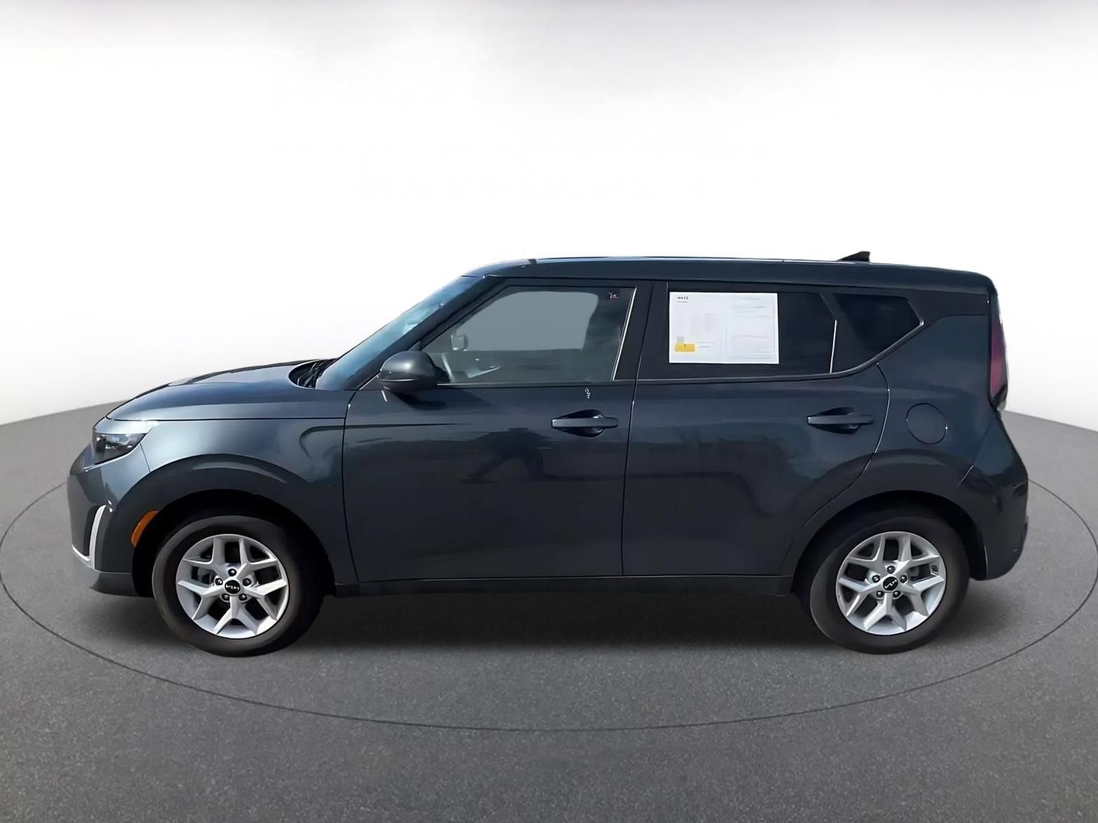 Used 2025 Kia Soul LX w/ LX Technology Package FWD image 9