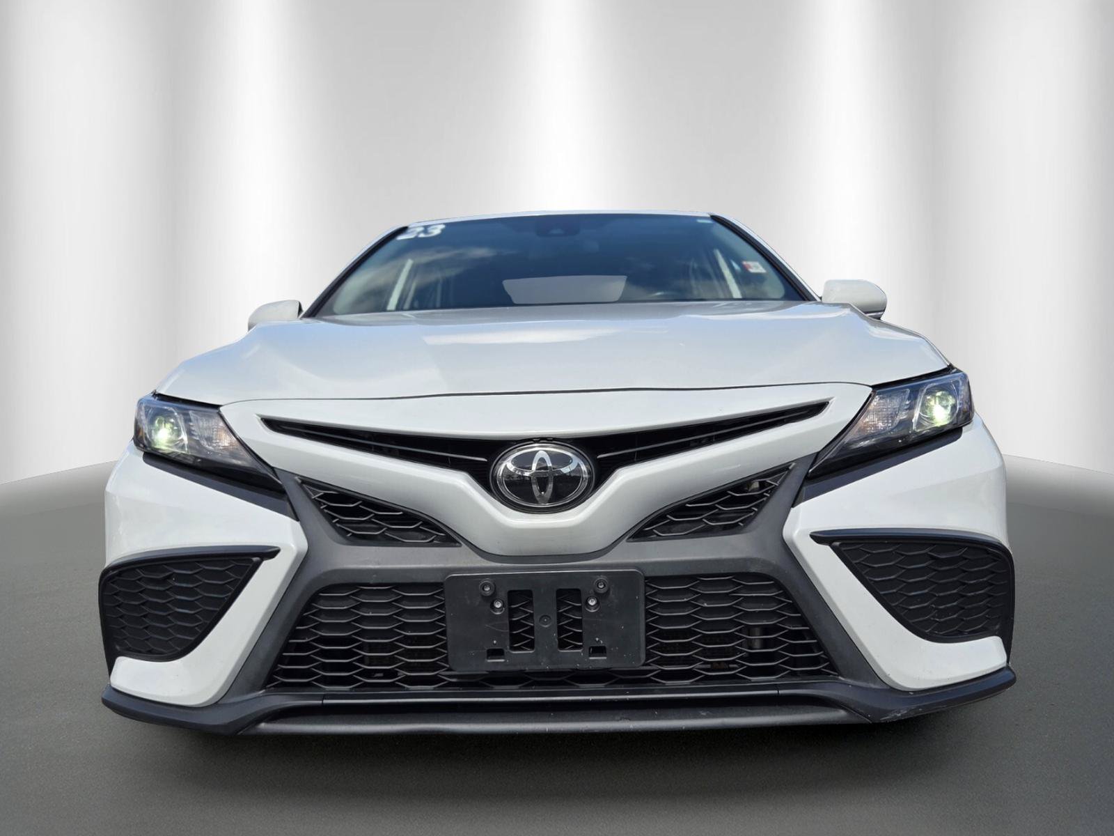 Used 2023 Toyota Camry SE FWD image 2