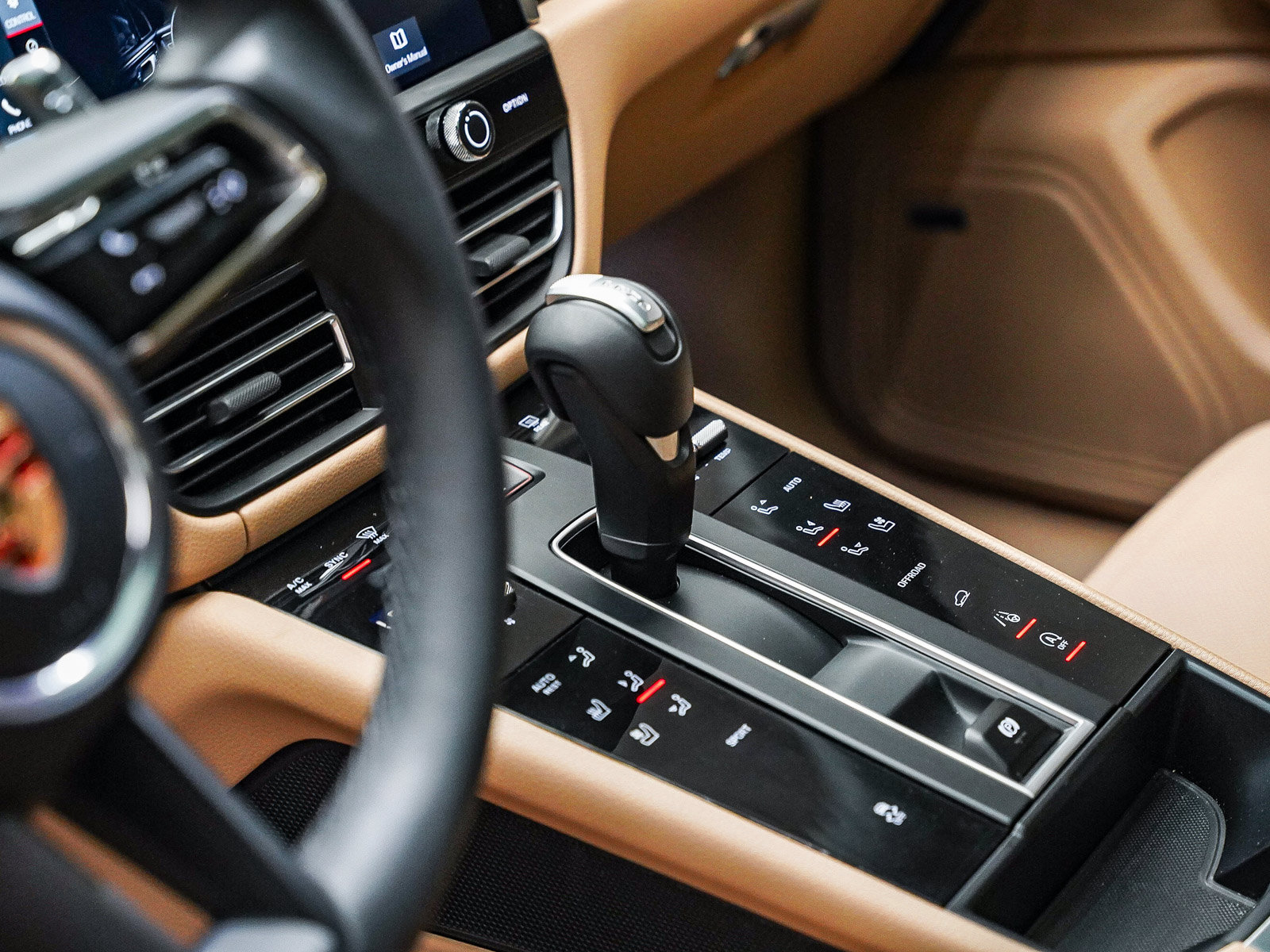 Certified 2025 Porsche Macan AWD/4WD image 24