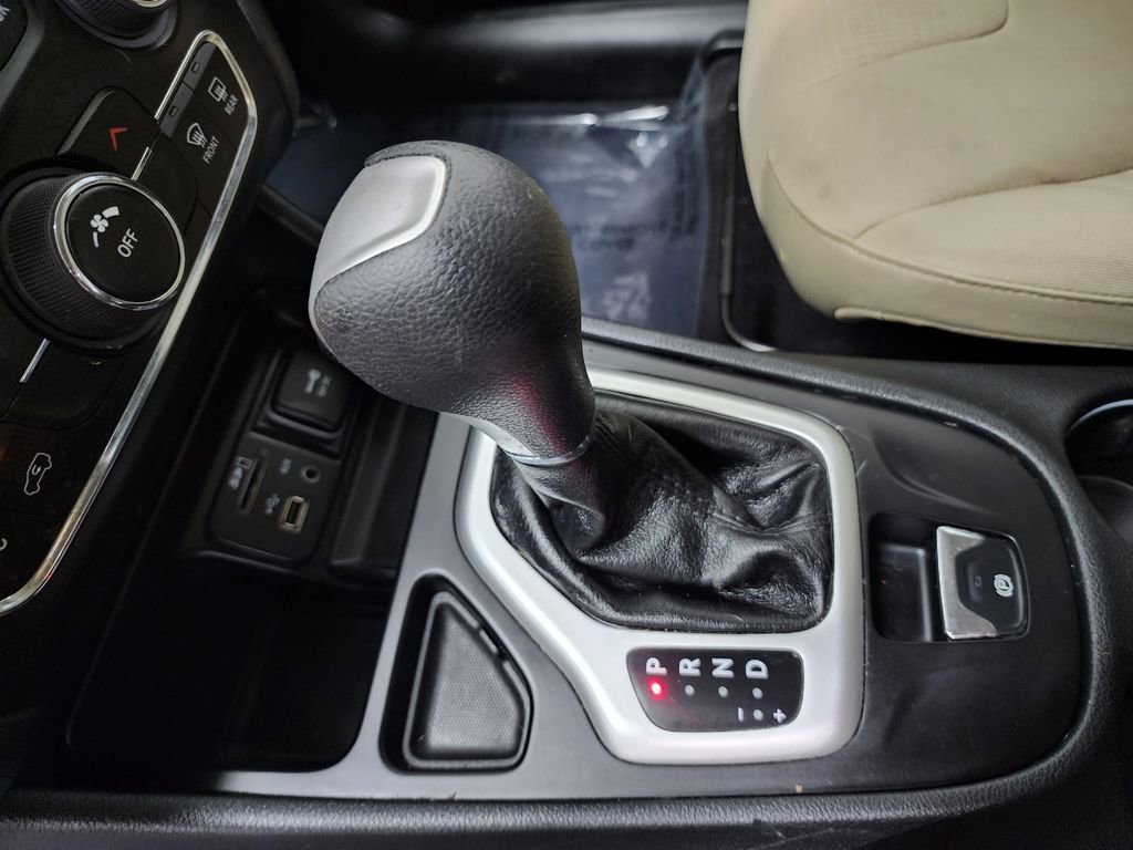 Used 2016 Jeep Cherokee Latitude w/ Safety/Convenience Group FWD image 20