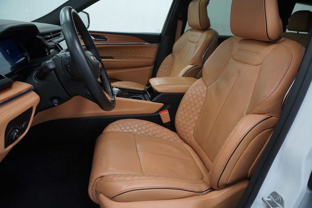 Used 2024 Jeep Grand Cherokee L Summit AWD/4WD image 3