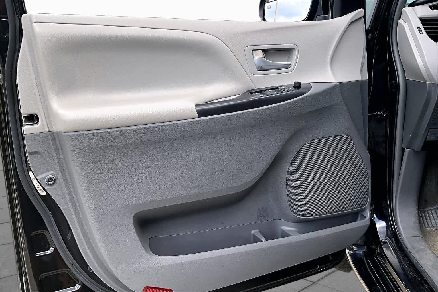 Used 2015 Toyota Sienna LE FWD image 21