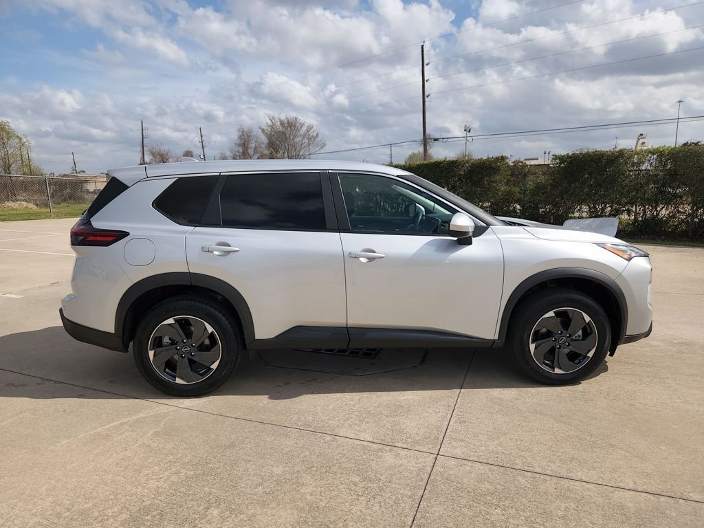Used 2025 Nissan Rogue SV AWD/4WD image 4