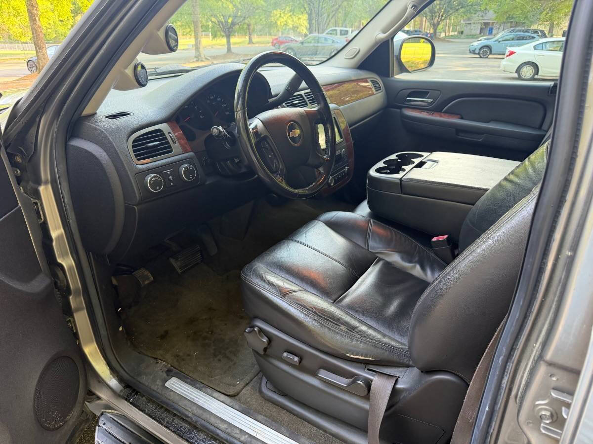 Used 2008 Chevrolet Suburban LT w/ LT Preferred Equipment Group RWD image 5