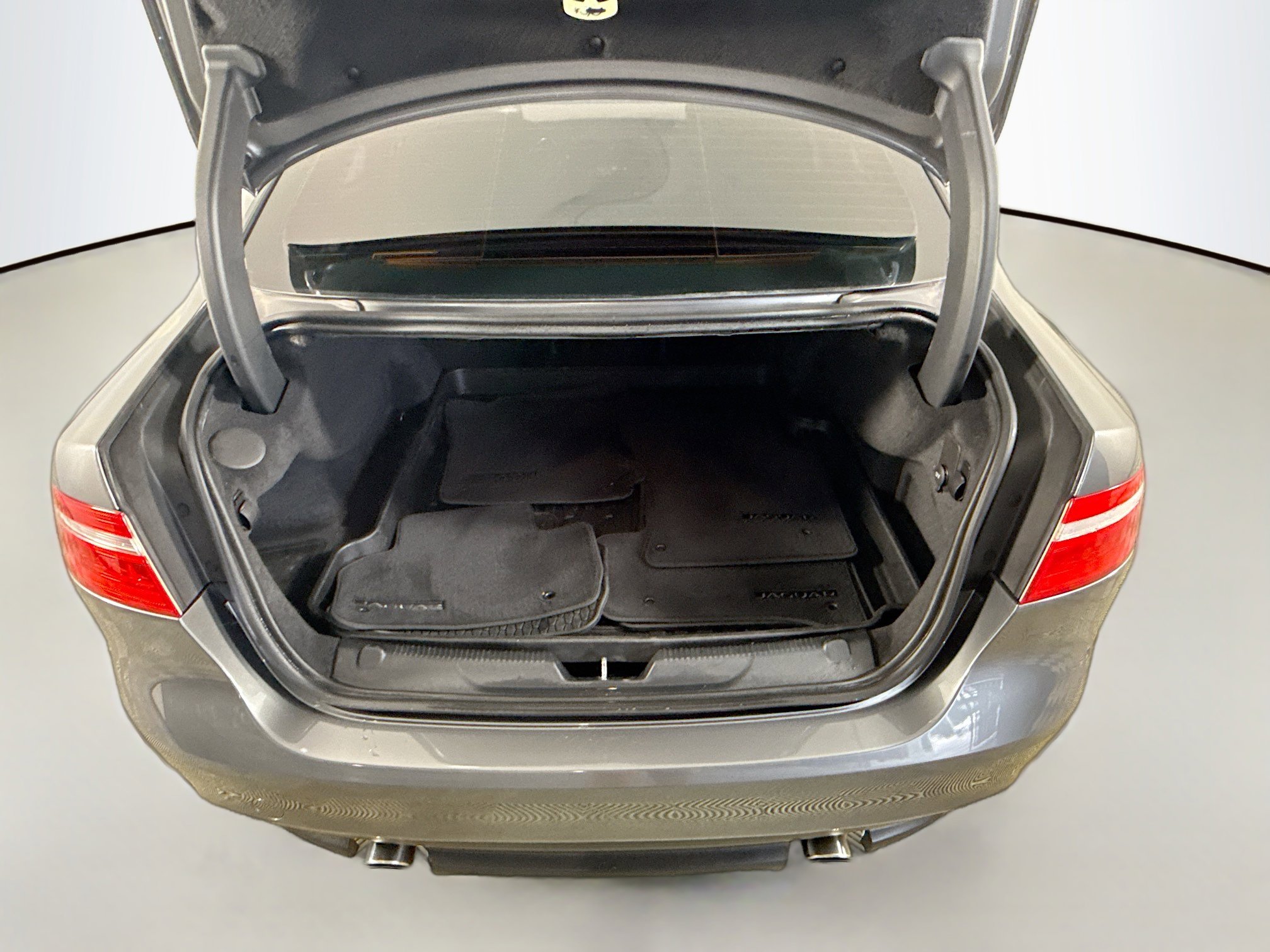 Used 2018 Jaguar XE Premium image 35