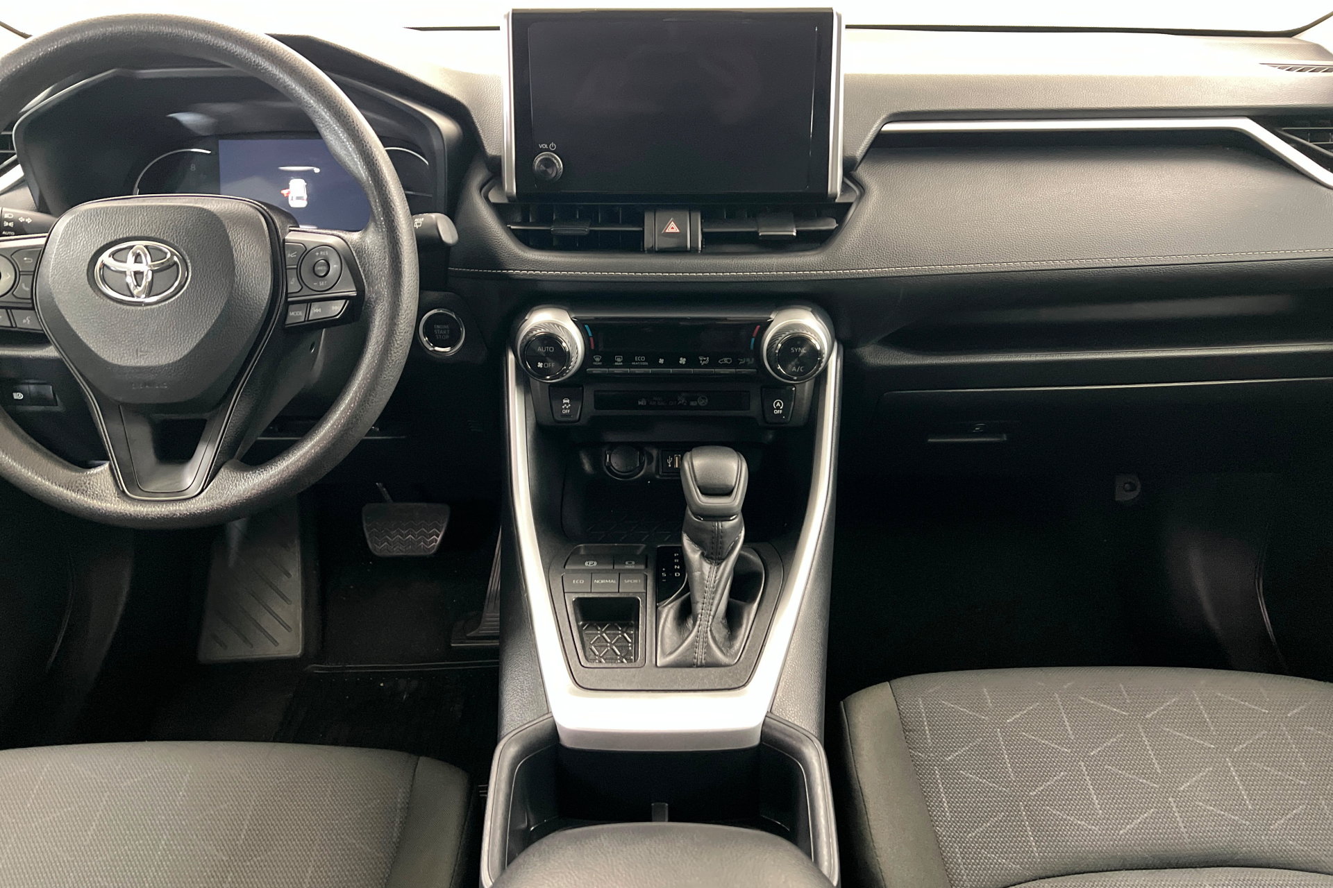 Used 2025 Toyota RAV4 XLE FWD image 14