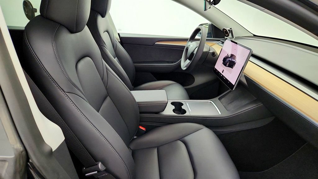 Used 2024 Tesla Model Y Long Range RWD image 29