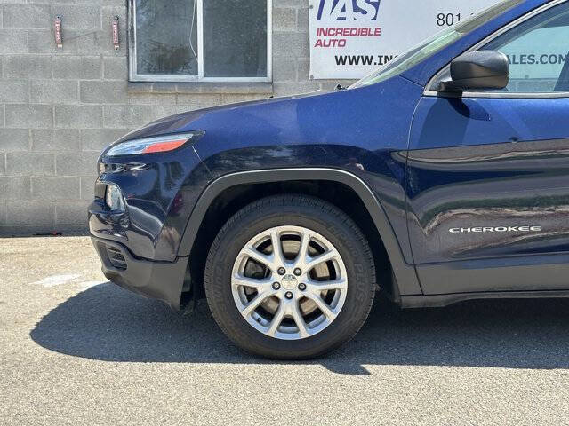 Used 2015 Jeep Cherokee Sport FWD image 12