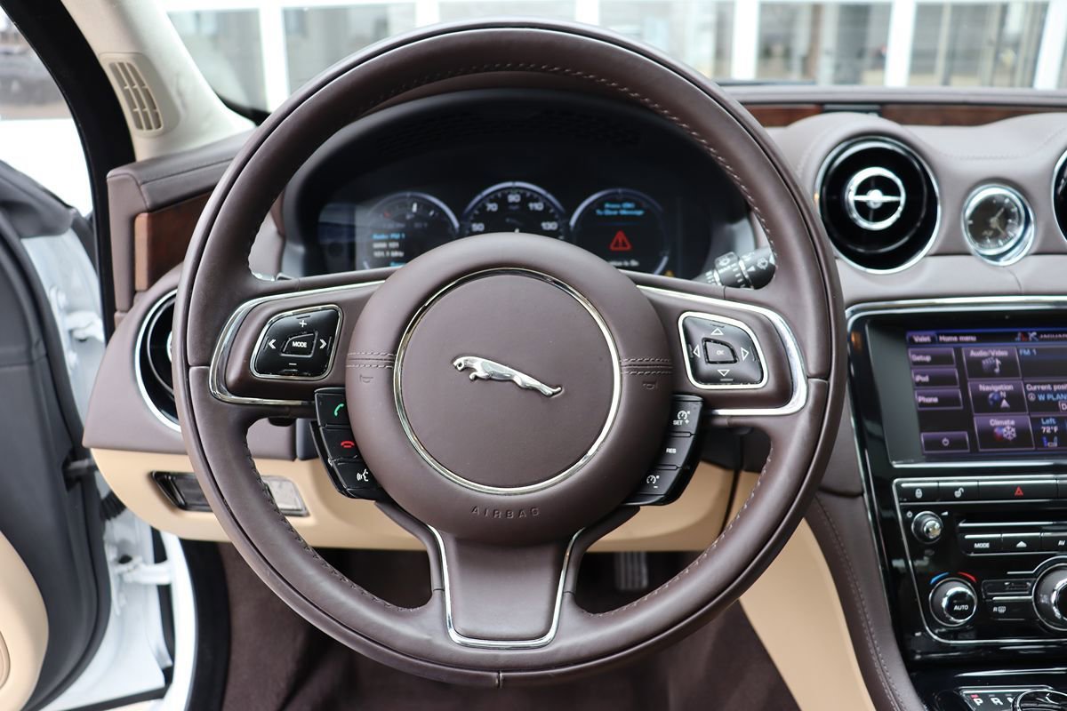 Used 2014 Jaguar XJ image 13