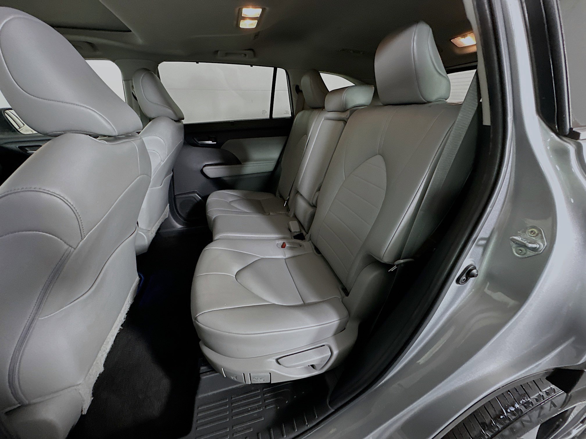 Used 2023 Toyota Highlander XLE FWD image 26