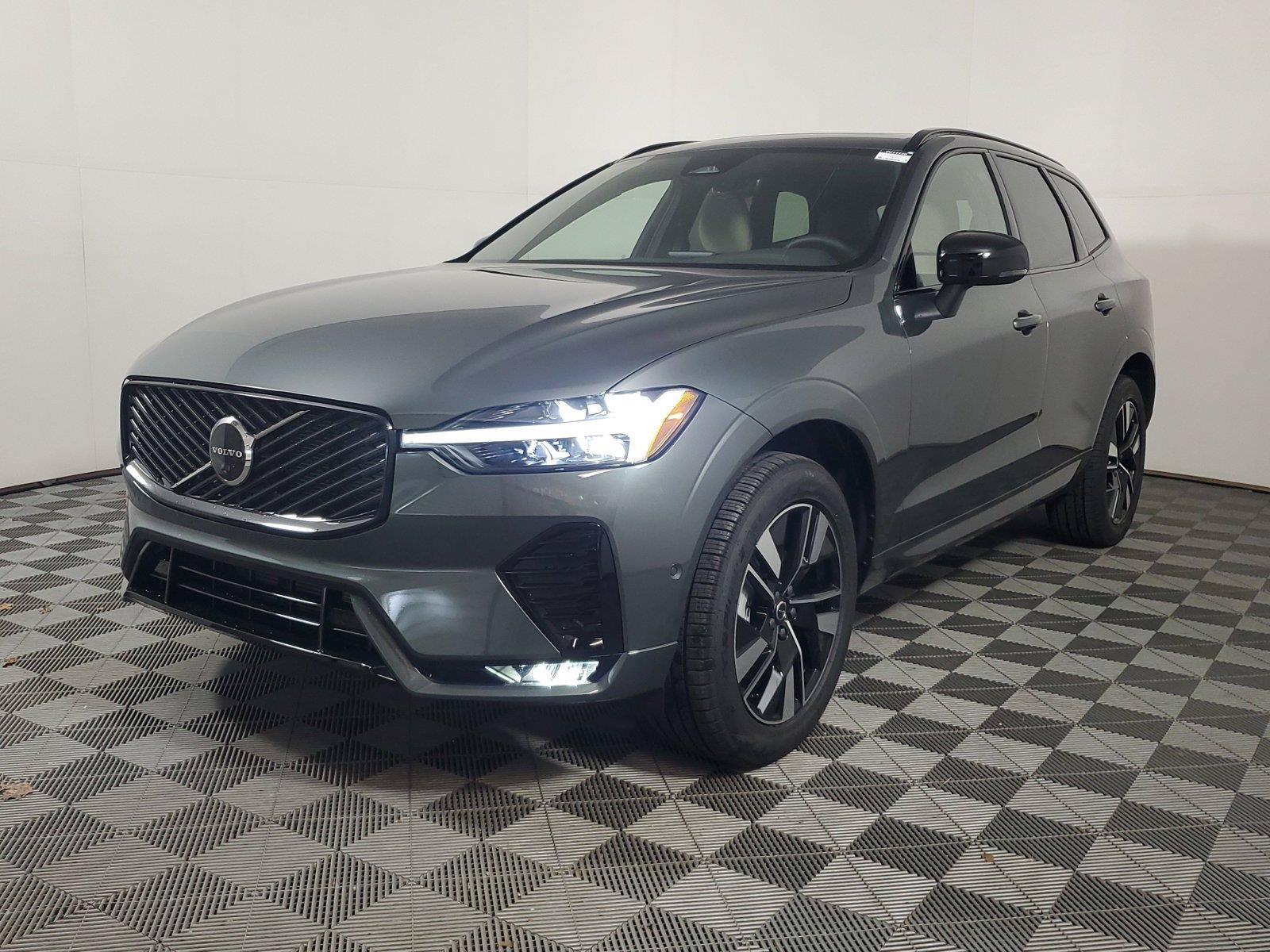 New 2027 Volvo XC60 B5 Plus AWD/4WD image 3