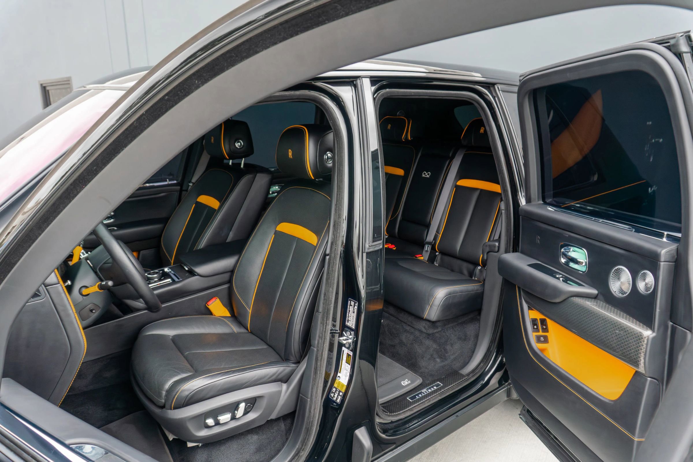 Used 2023 Rolls-Royce Cullinan Black Badge w/ Leather Finishing Pack image 11