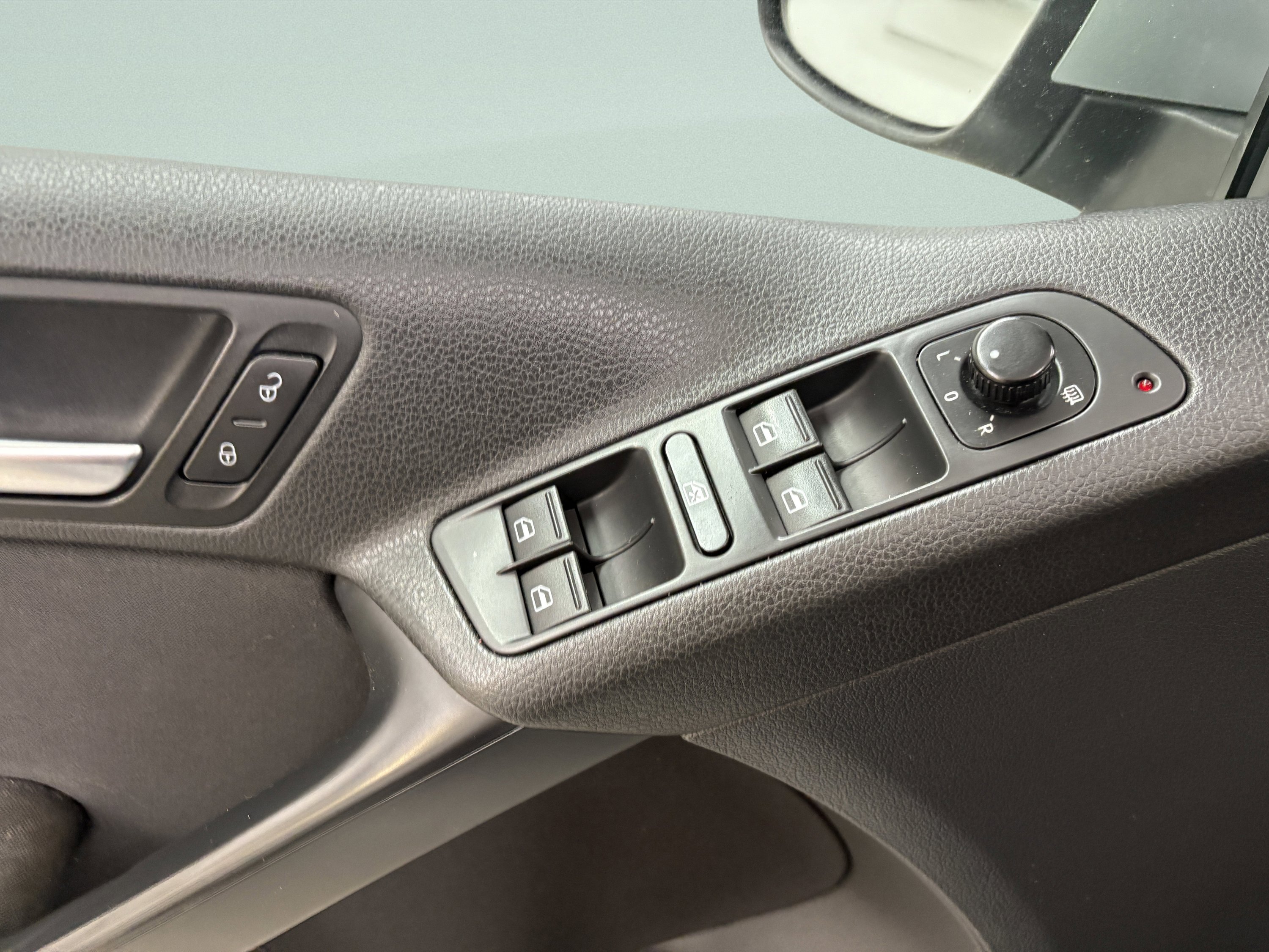 Used 2014 Volkswagen Tiguan S FWD image 24