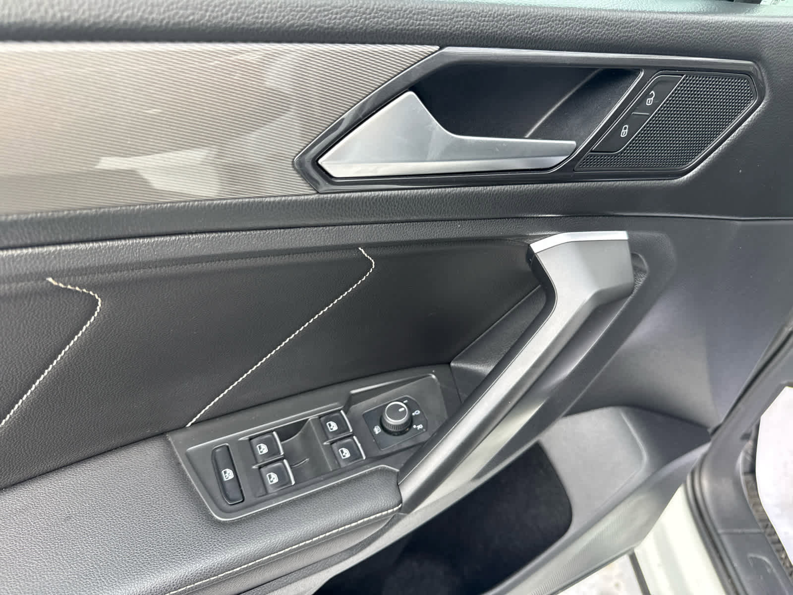 Used 2022 Volkswagen Tiguan SE image 13