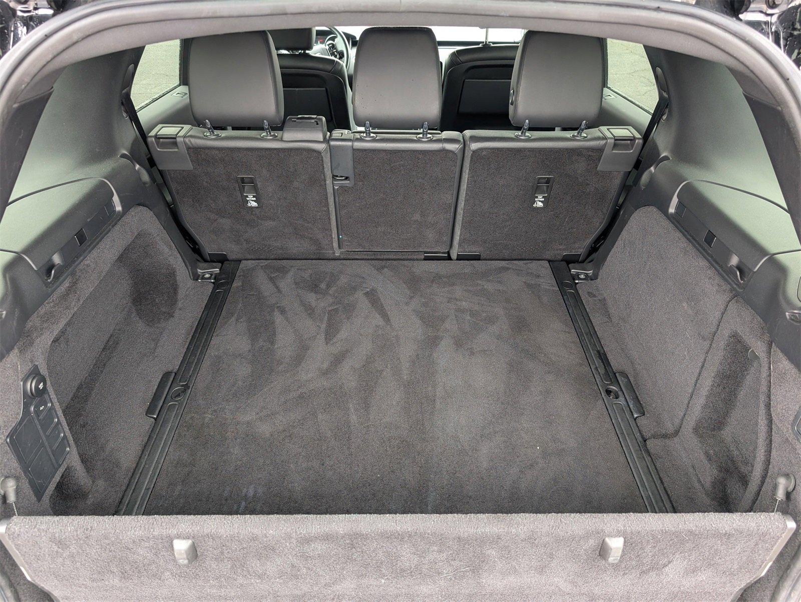 Used 2020 Land Rover Discovery SE image 14